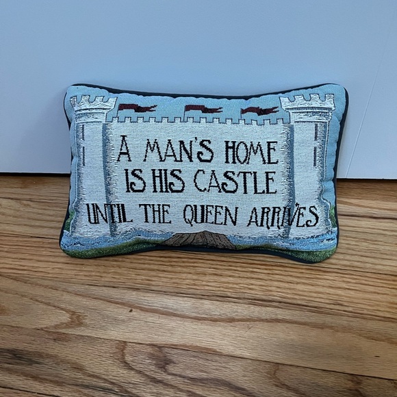 Tapestry pillow a man’s home is his castle until the queen arrives - Picture 1 of 4